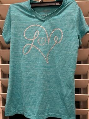 Reebok Teal V‑Neck Tee with Silver Heart 'Love' Graphic